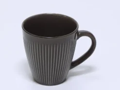 MUG CERAMICA RAYADA MARRON OSCURO